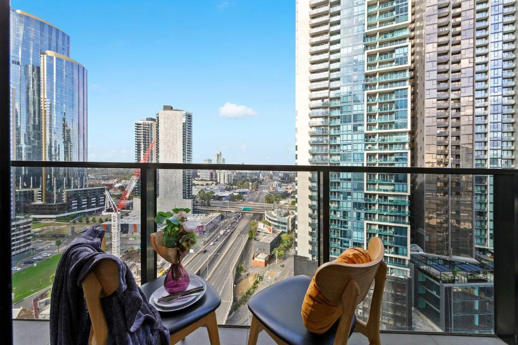 A Cozy & Chic 2BR Apt City Views in Southbank