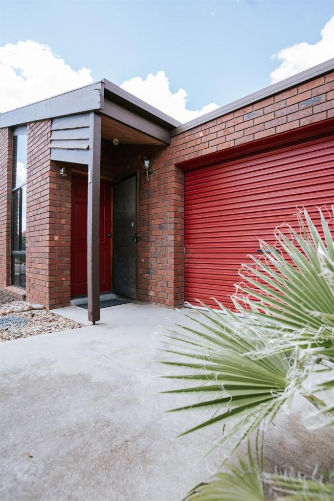 Red Door On Cade photo 1