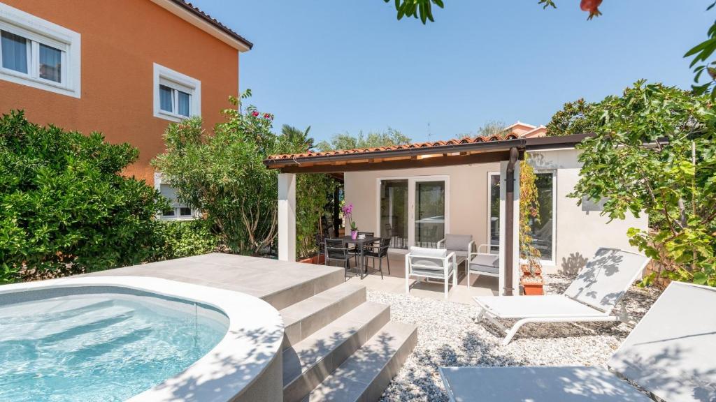 Holiday Home with garden and private pool photo 3