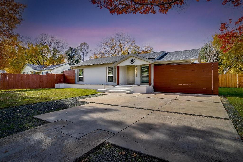 Pickleball Court - Walk to AT&T Stadium, Globe Life, Six Flags, Texas Live! & more photo 2