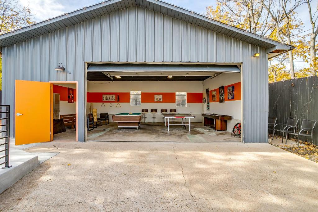 Pickleball Court - Walk to AT&T Stadium, Globe Life, Six Flags, Texas Live! & more photo 3