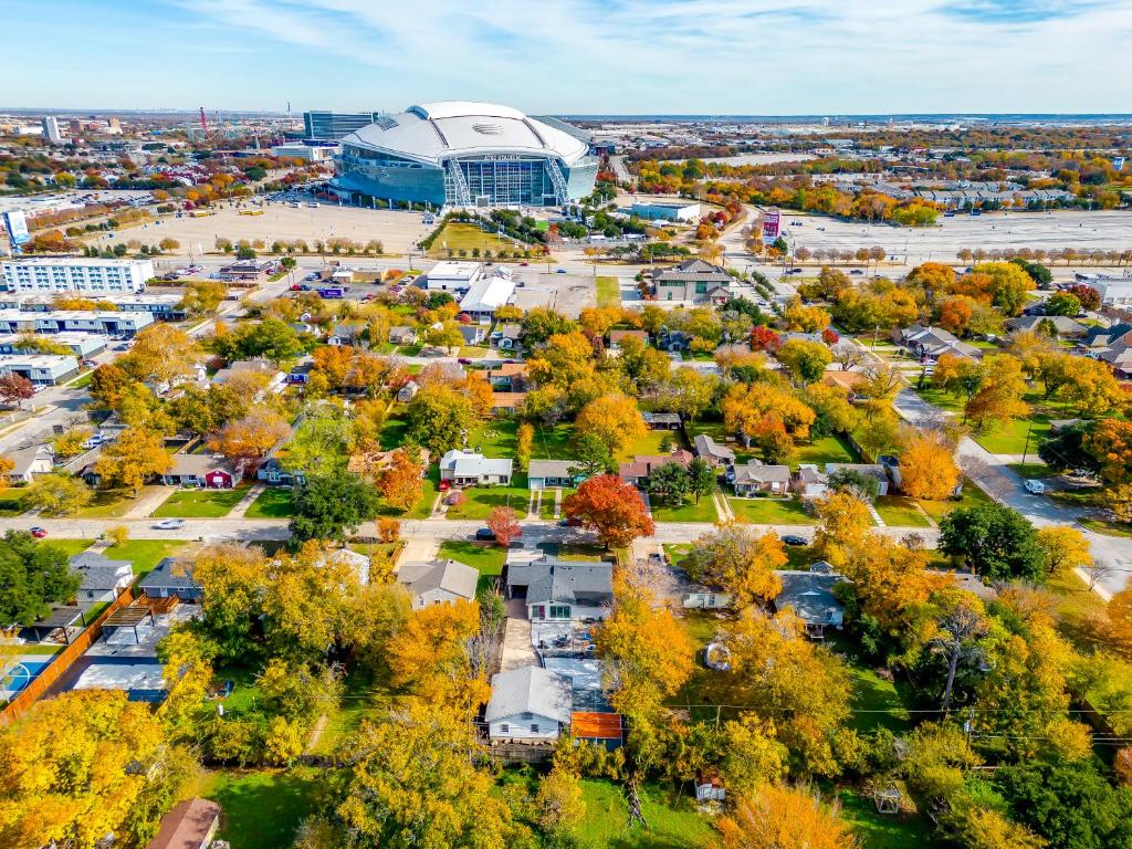 Pickleball Court - Walk to AT&T Stadium, Globe Life, Six Flags, Texas Live! & more photo 1