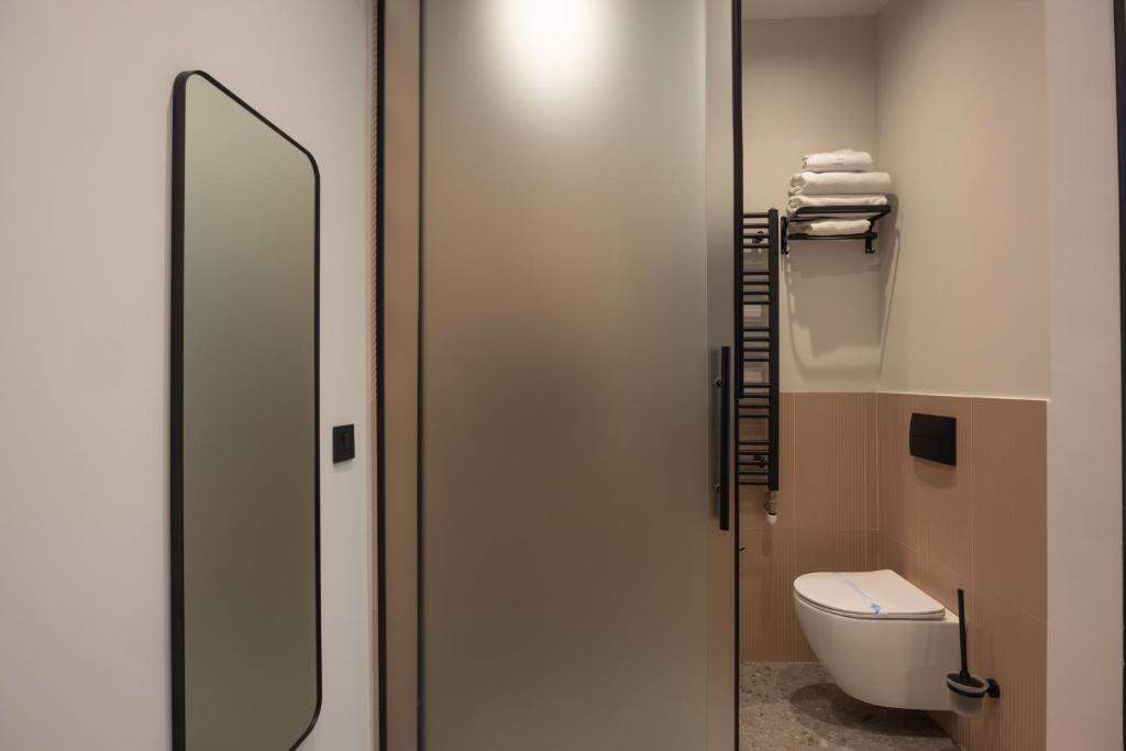 Hop Inn Rooms & Suites Belgrade - Tap to explore photos