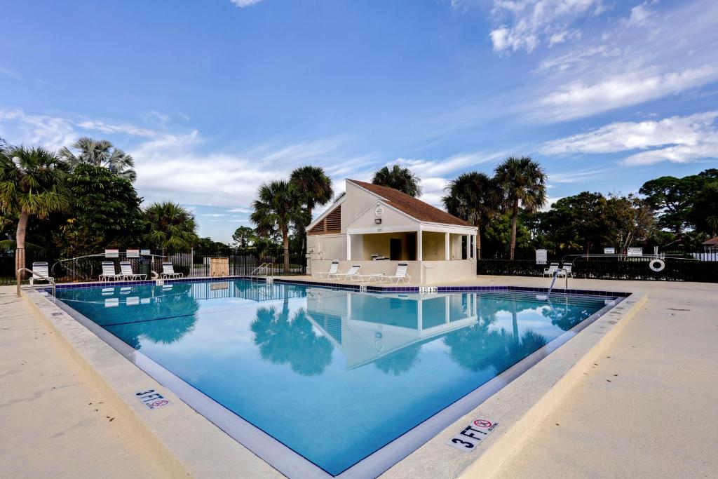 Townhome with Screened Porch 5 Mi to Jupiter Beach! photo 3