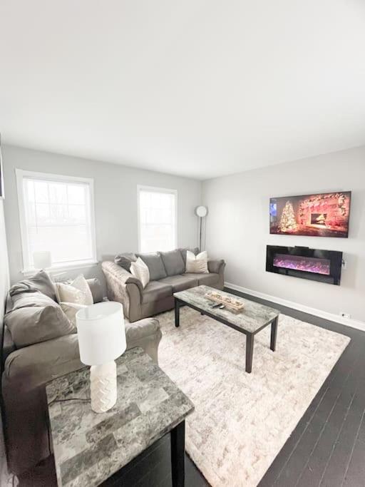 The Gateway: Entire Apartment 7 mins from airport photo 1
