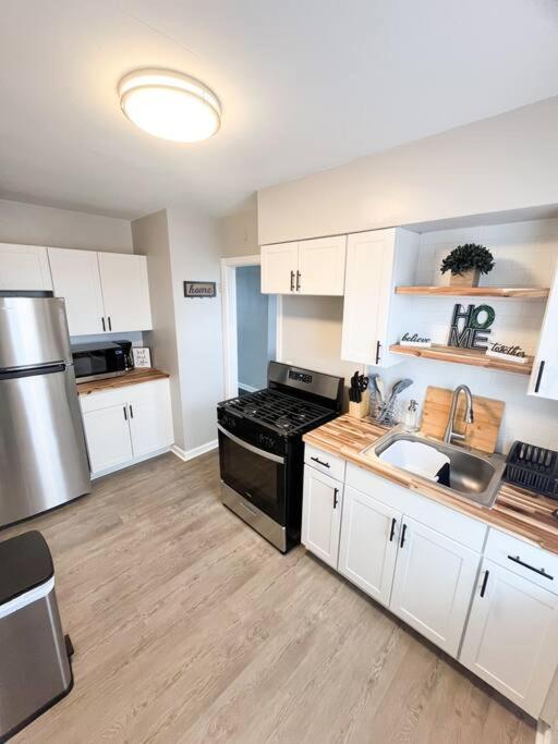 The Gateway: Entire Apartment 7 mins from airport photo 2