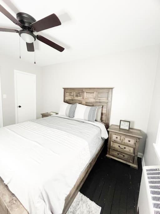 The Gateway: Entire Apartment 7 mins from airport photo 3