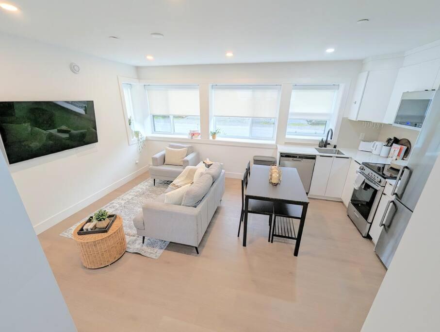 Centrally located, modern, 2 bedroom home photo 3