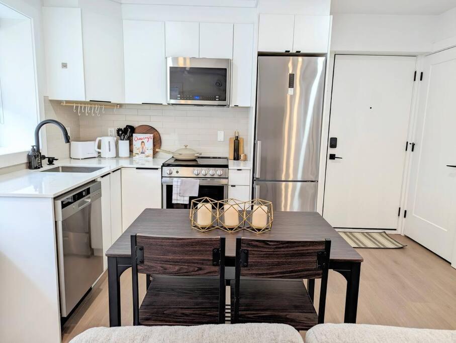 Centrally located, modern, 2 bedroom home photo 4