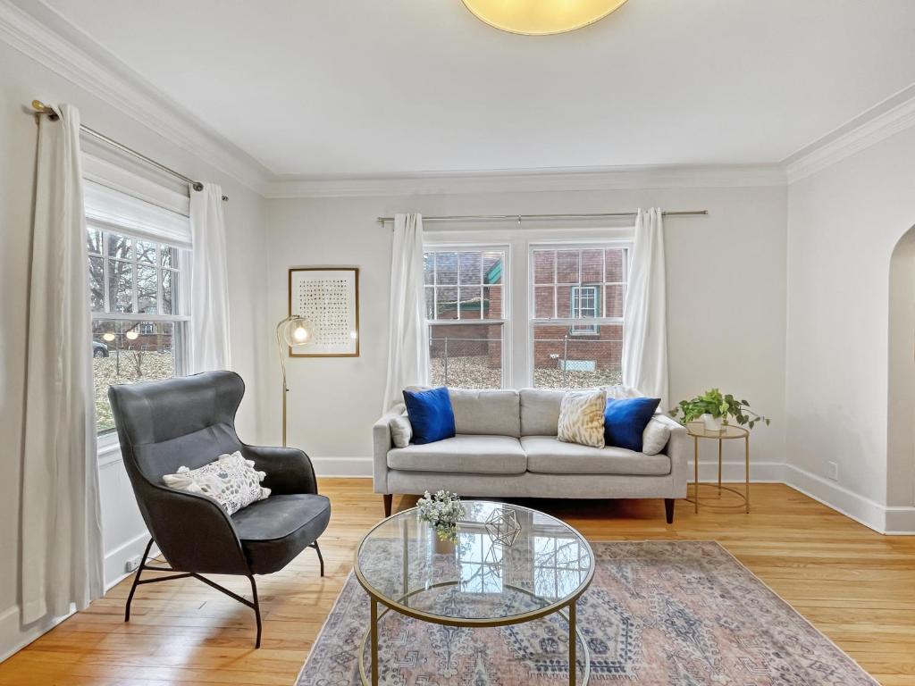 Cozy 3br Home By Ingersoll Restaurant Scene