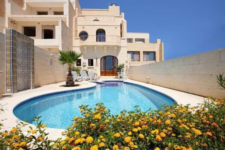 3 Bedroom Farmhouse with Private Pool & Views