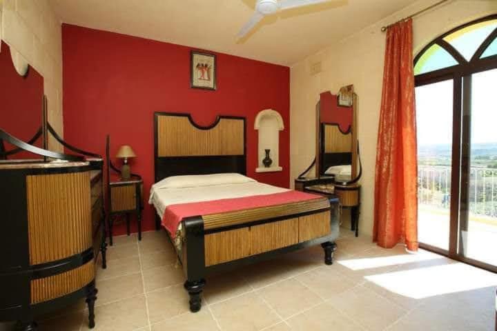3 Bedroom Farmhouse with Private Pool & Views photo 2