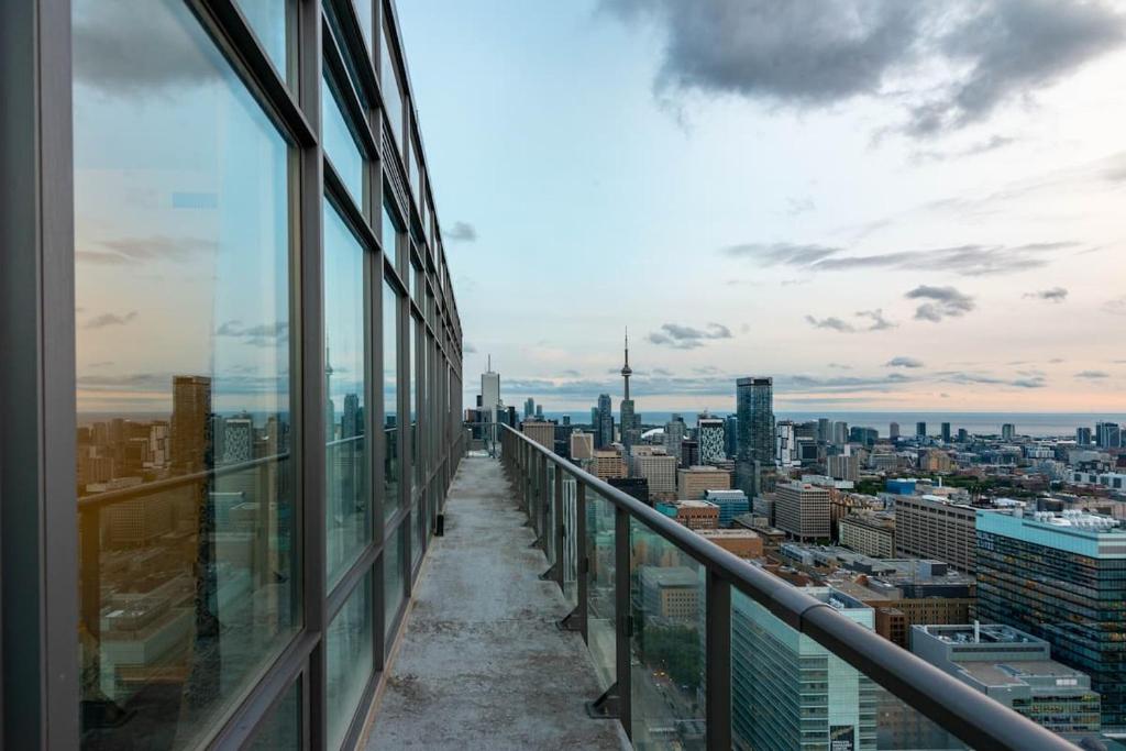 Spacious 3 Beds with Free Parking in Central Toronto photo 1