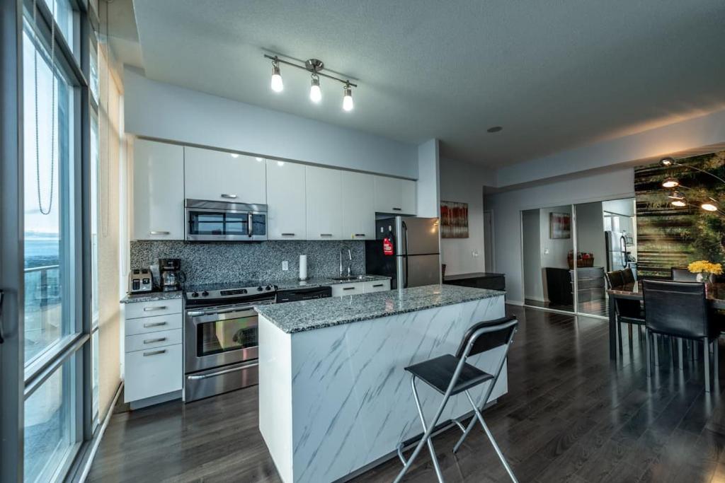Spacious 3 Beds with Free Parking in Central Toronto photo 3