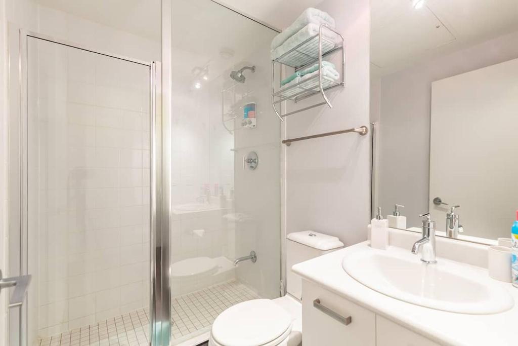Spacious 3 Beds with Free Parking in Central Toronto photo 4