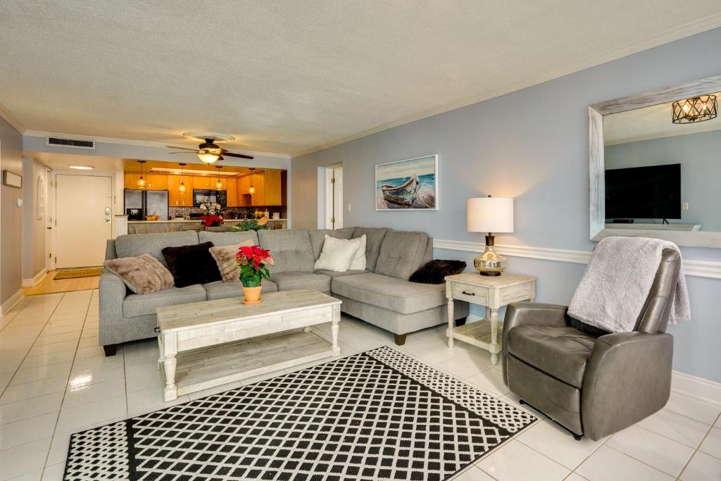 Florida Abode with Balcony, Pool Access and Gulf Views photo 3