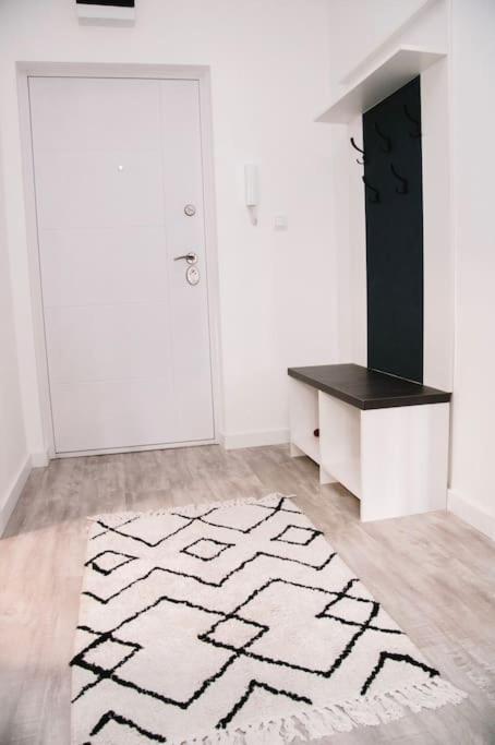 White apartment photo 3