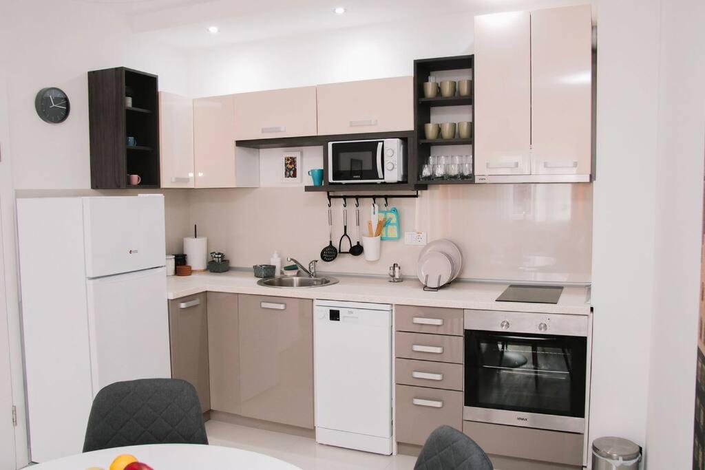 White apartment photo 4
