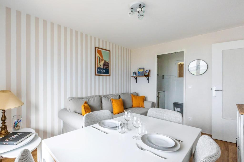 Flat with sea view in Blonville-sur-Mer - Welkeys photo 3