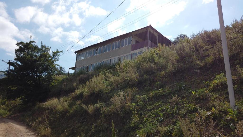 Large, Pet-Friendly Home in Kalavan photo 1