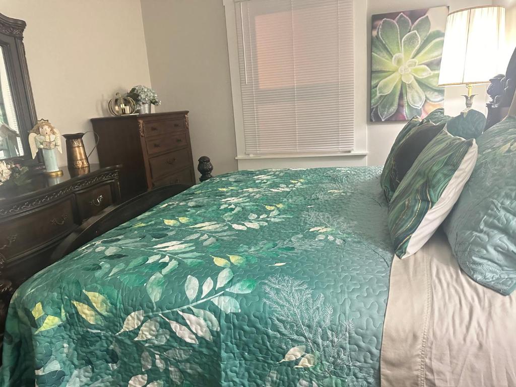 E Street Gallery King Bedroom in SHARED 2 Bedroom home photo 1