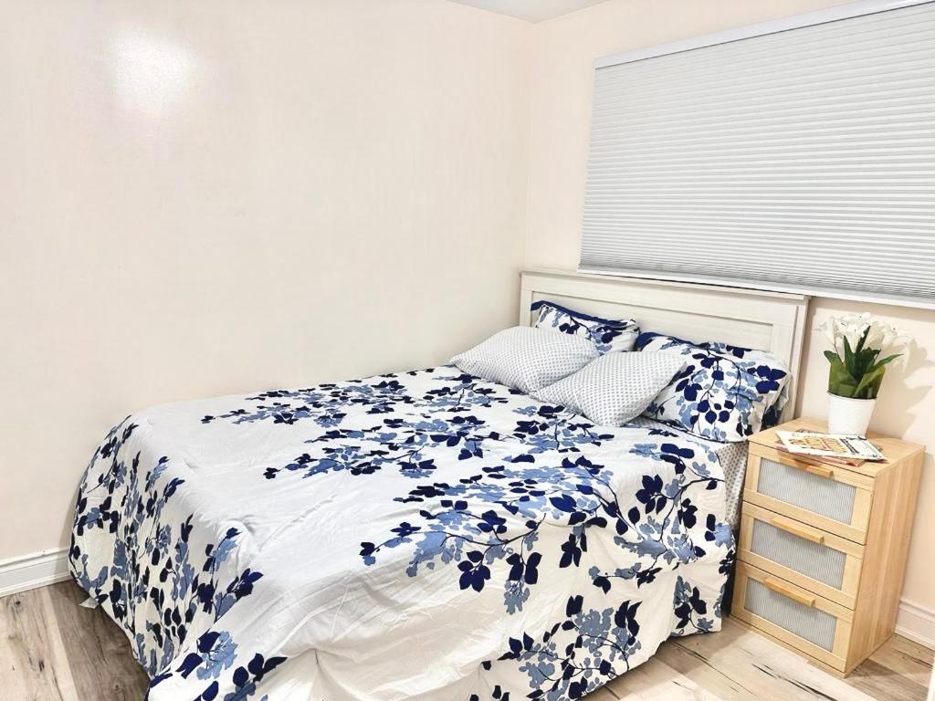 Bedroom 1 with free Parking, free wi-fi and shared washroom (Room 1) photo 2
