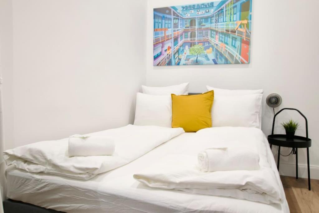 Studio Apartment by Hi- Apartment in Downtown