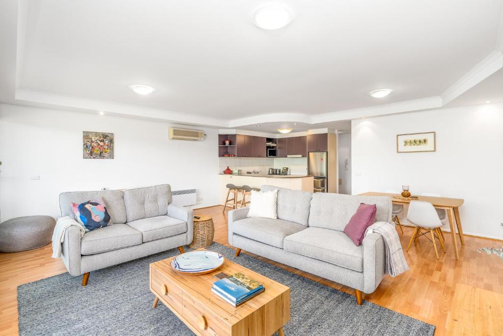 Grif13 2BR 2BA Apt with Dedicated Workspace and Free parking photo 4
