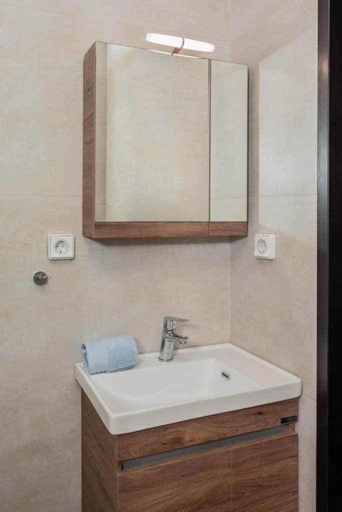 Condo next to metro st Athens! - Tap to explore photos