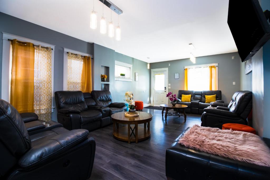 The Wheel of Fortune Duplex- 8BR Free Parking, Minutes From Falls & Casino photo 1