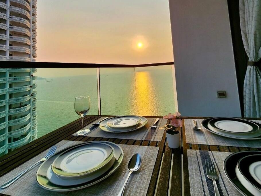 Oceanview Retreat Wongamat Tower Pattaya photo 1