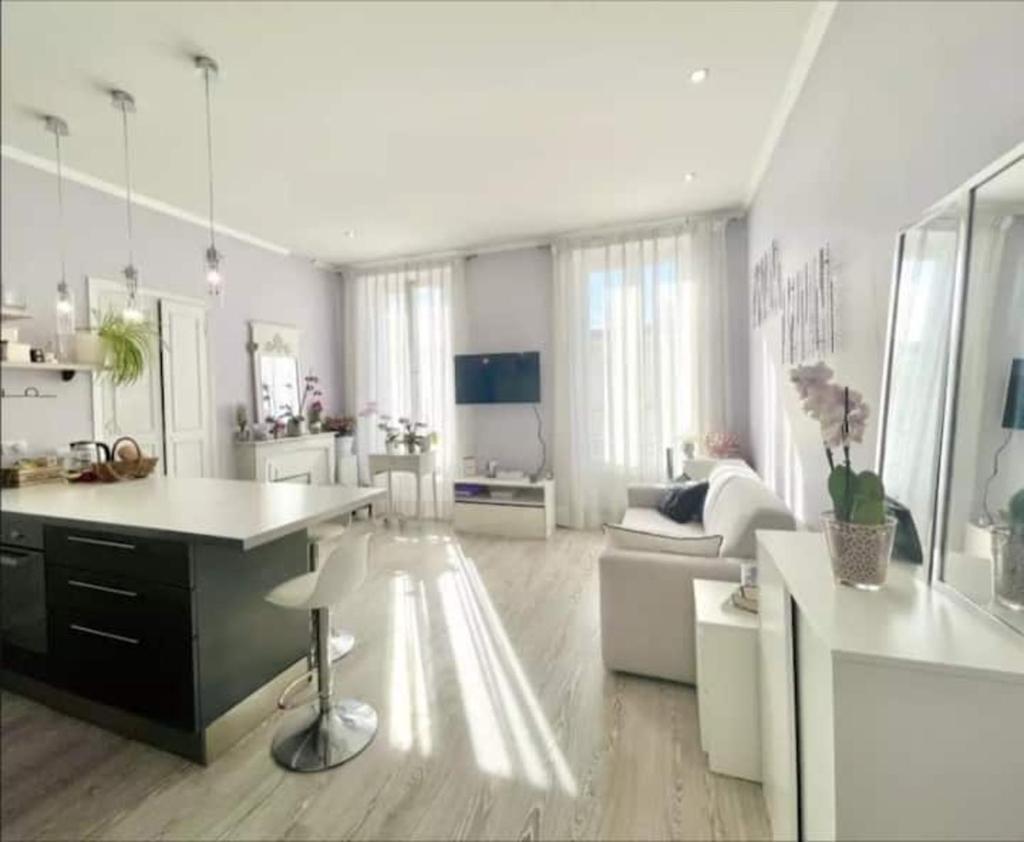 Bright Apartment photo 1
