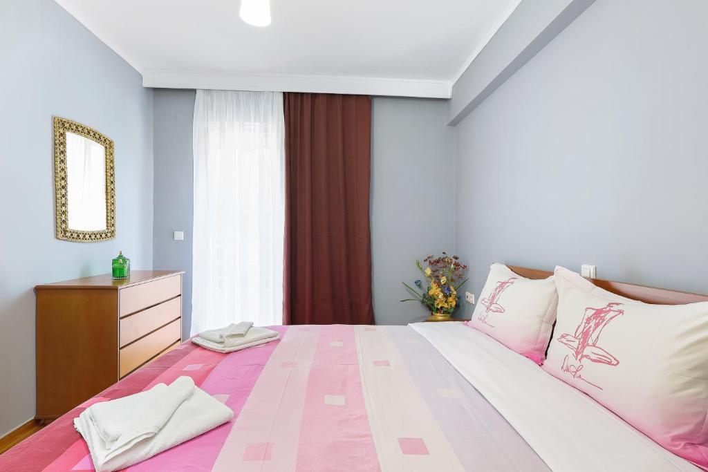 Thanasis Family Apartment - Tap to explore photos