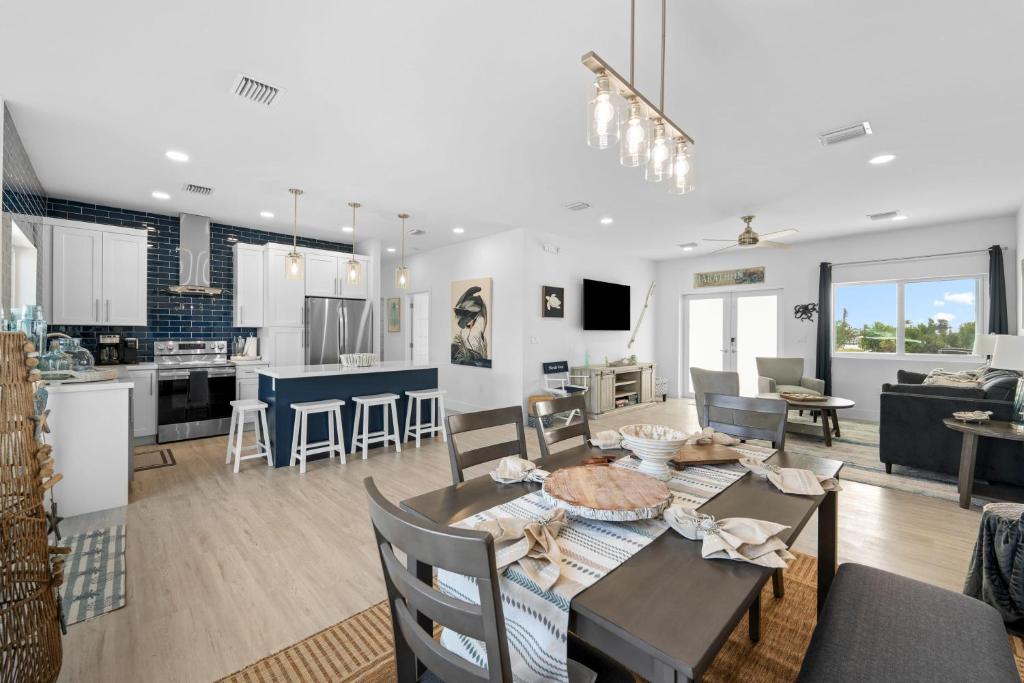 Blue Pearl New Waterfront Haven with Heated Pool ,70 Foot Dock, and More! photo 2