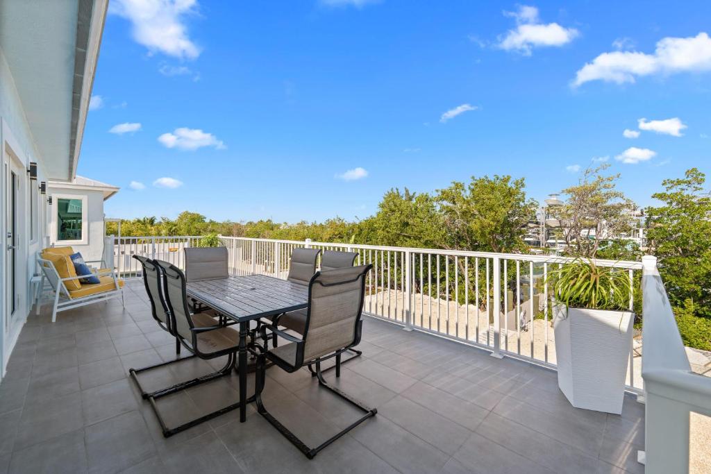 Blue Pearl New Waterfront Haven with Heated Pool ,70 Foot Dock, and More! photo 3