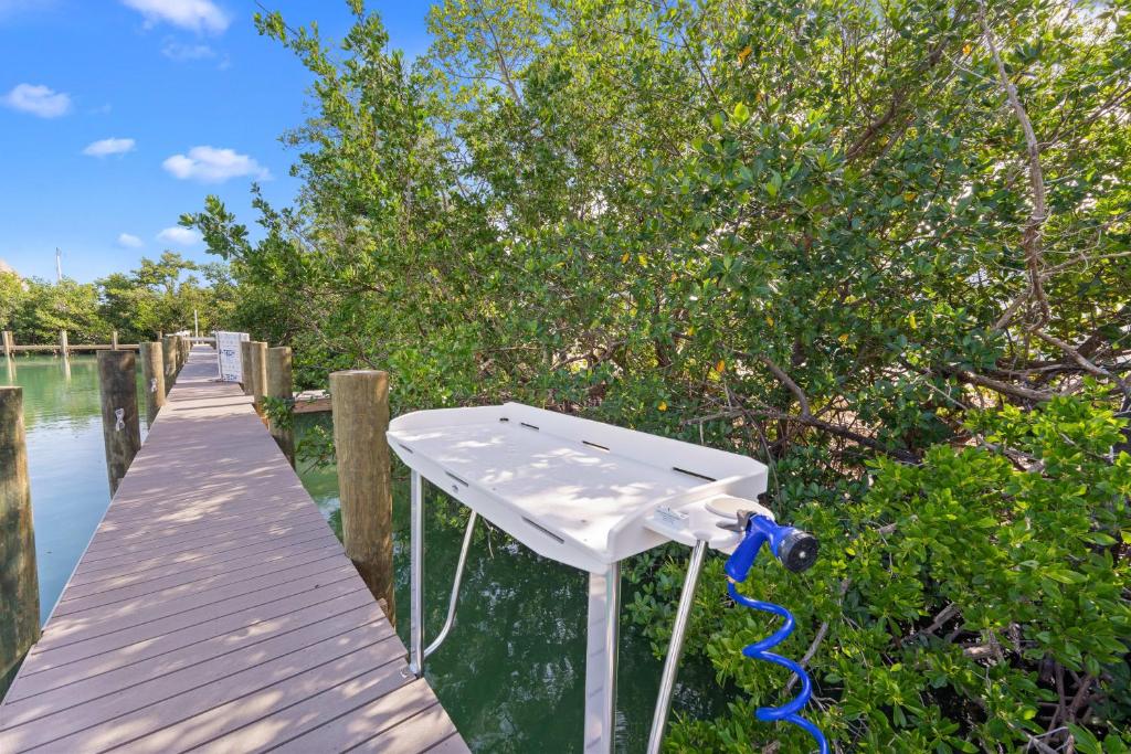Blue Pearl New Waterfront Haven with Heated Pool ,70 Foot Dock, and More! photo 4