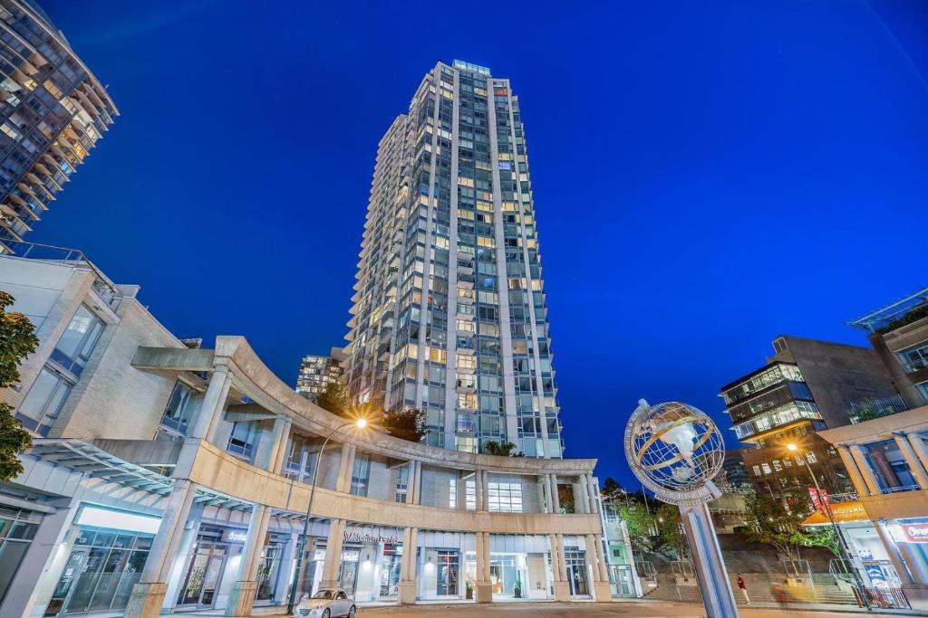 Beautiful Bright Modern Condo with Water view and AC in DT Vancouver 2BR,3BD,2BT sleeps 6 guests Free parking Netflix Included photo 3