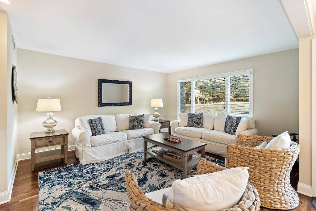 1377 Fairway Oaks photo 2