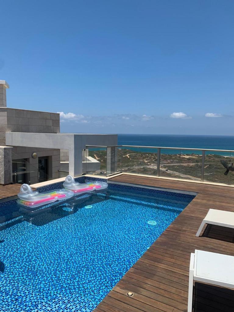 הקומה ה 16 POOL PENTHAUSE