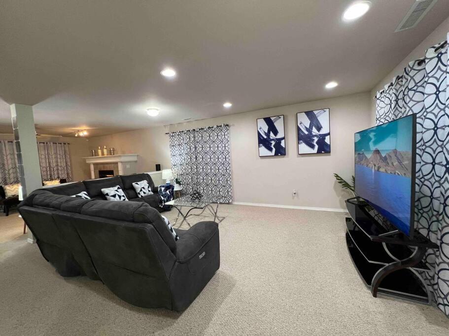 R1-Leverage Villa-Master en-suite photo 2