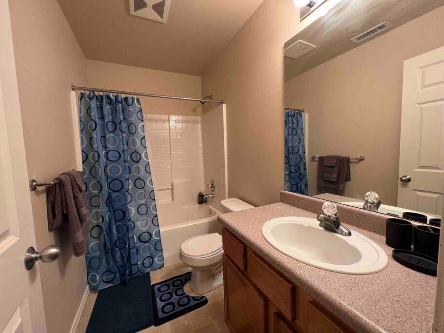 R1-Leverage Villa-Master en-suite photo 4