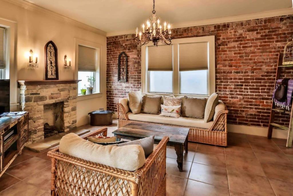 The Teak Follow, beautiful brick enclosed space photo 1