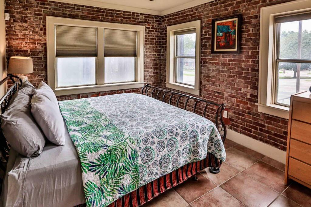 The Teak Follow, beautiful brick enclosed space photo 4