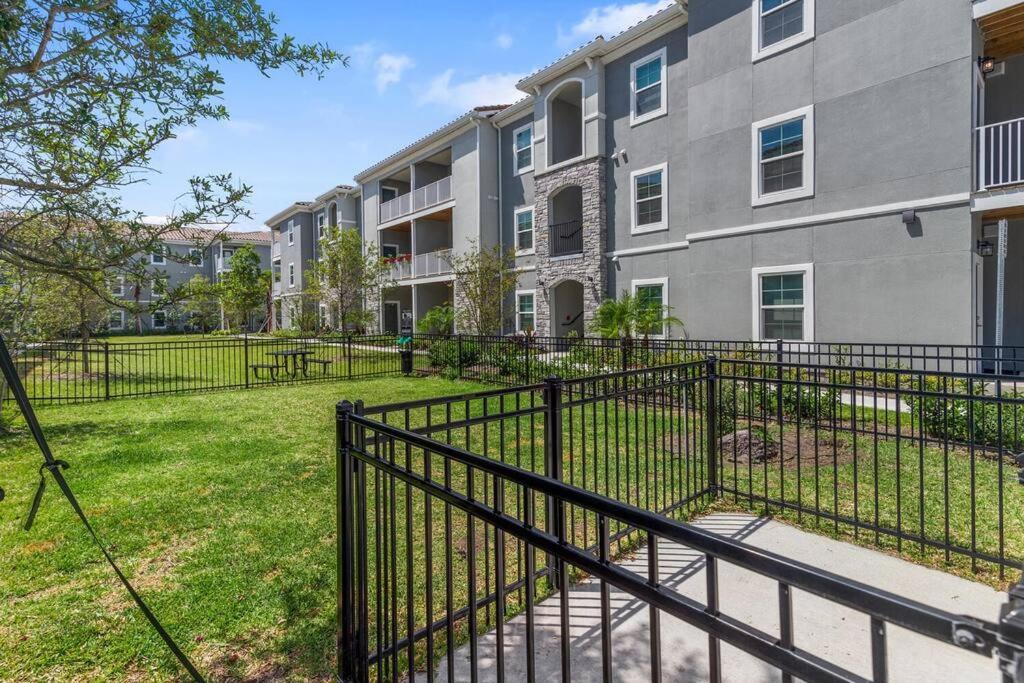 Sophisticated 3BD/2BA Retreat: Pool, Gym, Laundry photo 3