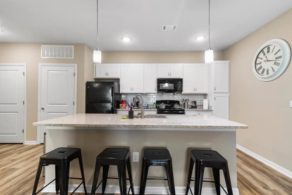 Sophisticated 3BD/2BA Retreat: Pool, Gym, Laundry photo 4
