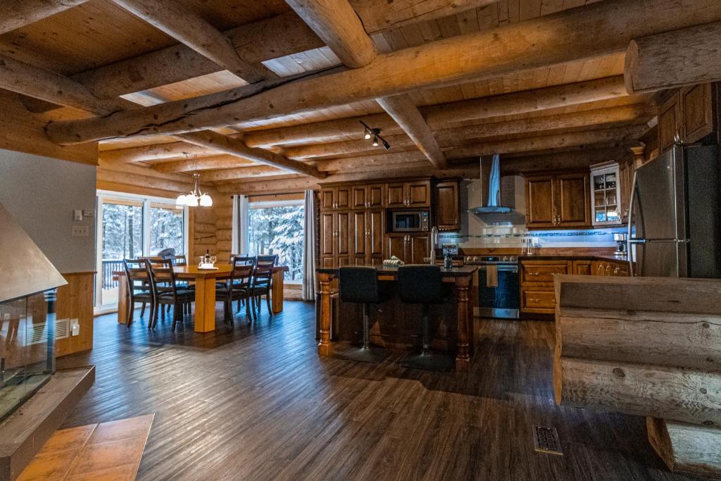 Les Chalets Tourisma - Chalet en bois rond avec spa et lac privé - Le Caribou photo 2