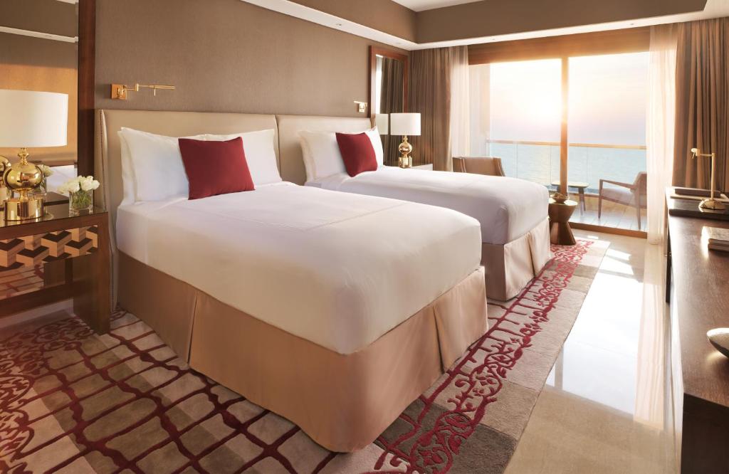 Двухместный (Двухместный номер Fairmont с 2 отдельными кроватями и видом на море), Курортный отель Fairmont Ajman