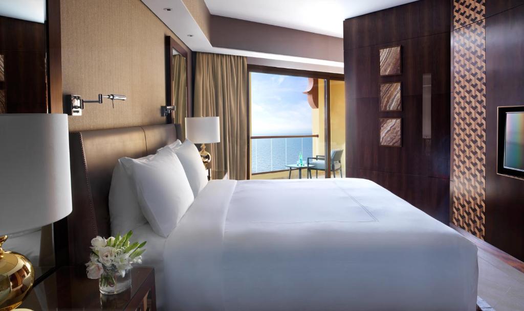 Сьюит (Полулюкс с видом на море), Курортный отель Fairmont Ajman
