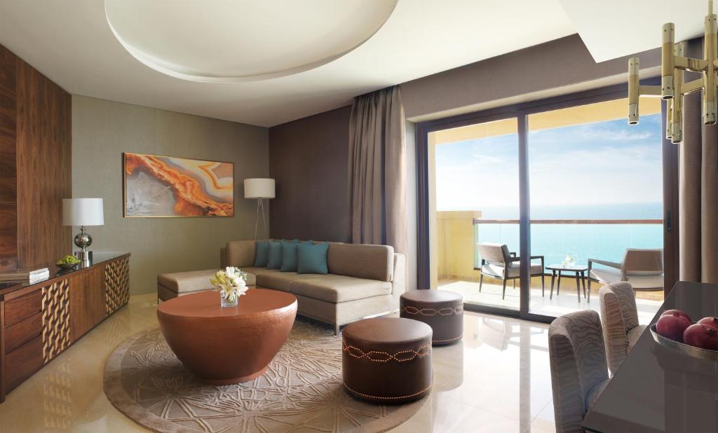 Сьюит (Полулюкс с видом на море), Курортный отель Fairmont Ajman