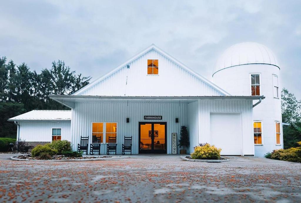 Farmhouse Suites by Amish Country Lodging photo 1